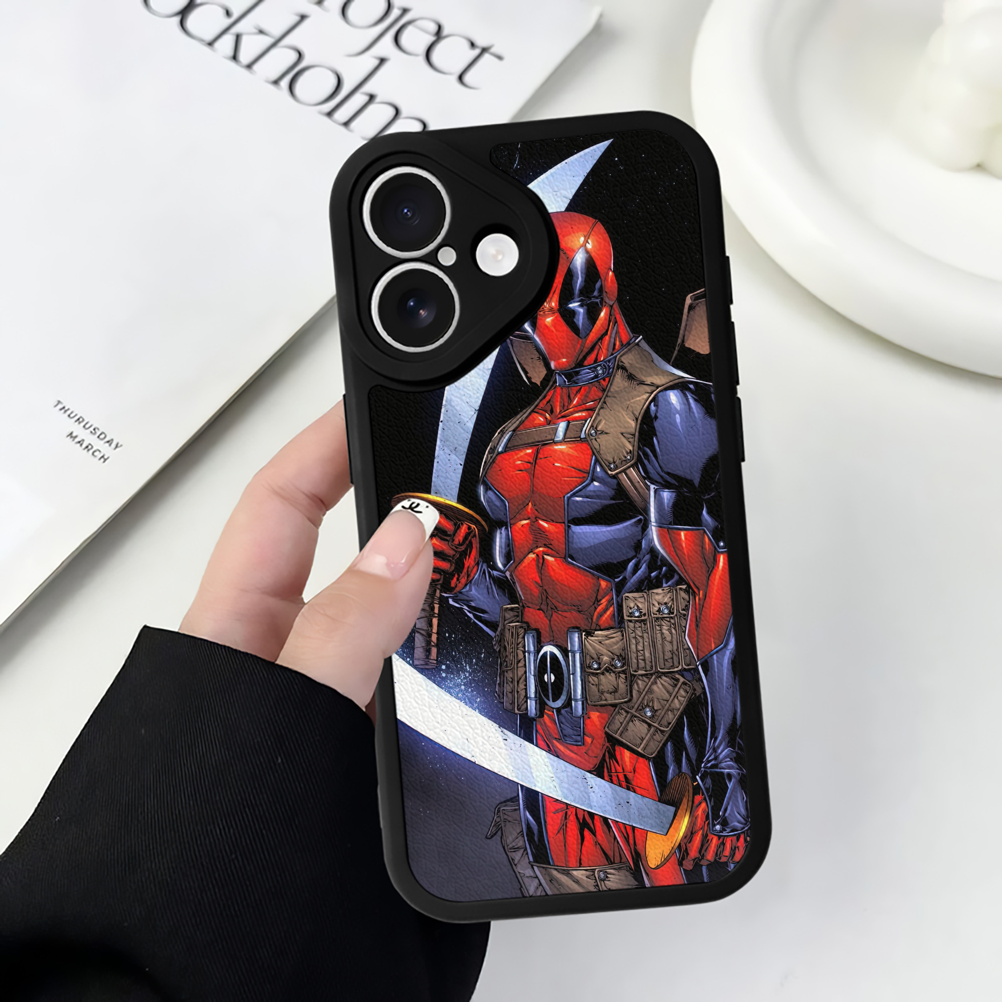 （画像用） Deadpool デッドプール 【iPhone 16シリーズ対応】シリコンスマホケース（レザー調） 材質：シリコン